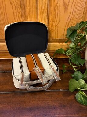 NWT Estée Lauder 4-Piece White and Tan Travel Toiletry Zip Bag Set (ABBA)